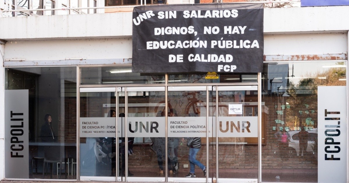 Salarios de docentes universitarios con 40 horas semanales se ...