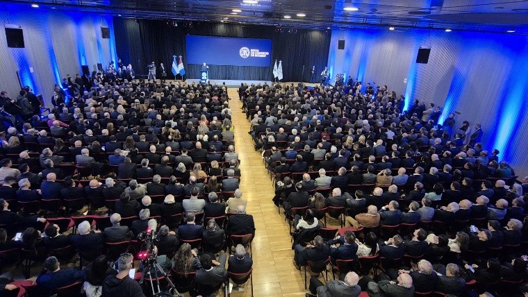 Milei frente a colmado salón de empresarios y políticos en el 140° aniversario de la Bolsa de Comercio de Rosario.