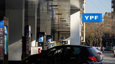 La baja es por la caída del precio internacional del petróleo, explicó la empresa.