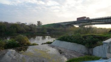 El sector del brazo seco obstruye el flujo del agua y eso genera problemas de sanidad e inundaciones entre otros problemas.