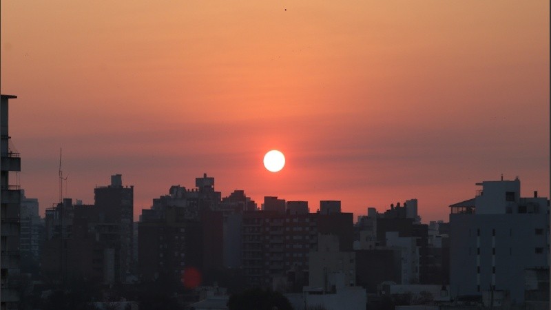 El cielo pasa de un naranja a un azul profundo.