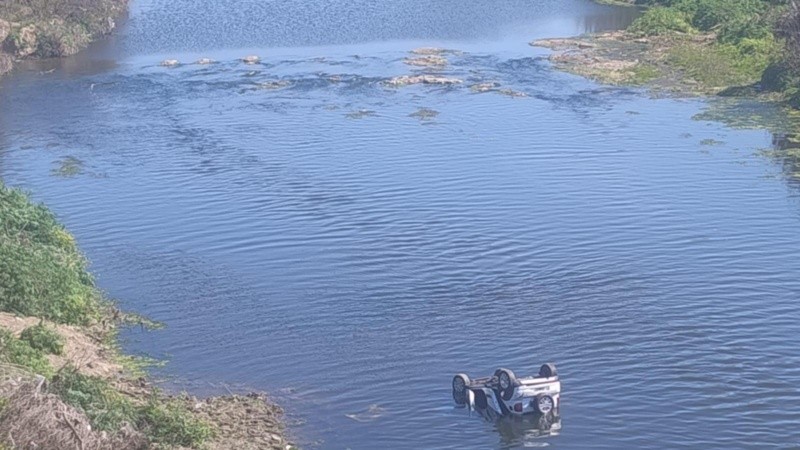 Así quedó el auto flotando por el Saladillo.