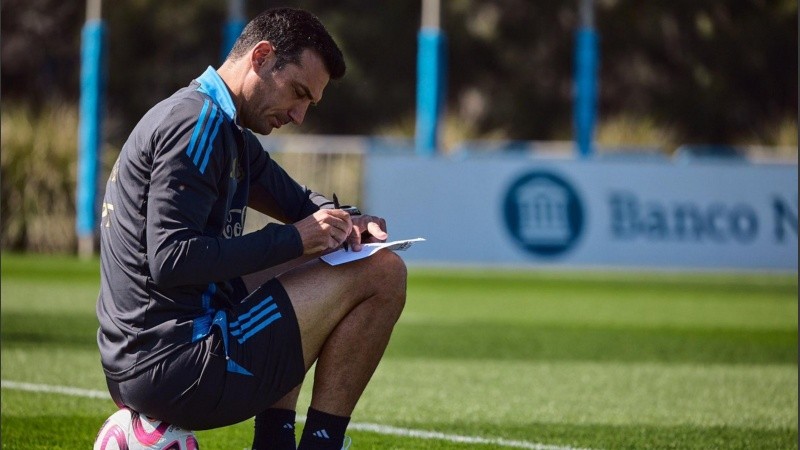 Scaloni piensa y anota: prepara al equipo para visitar este jueves a Paraguay.