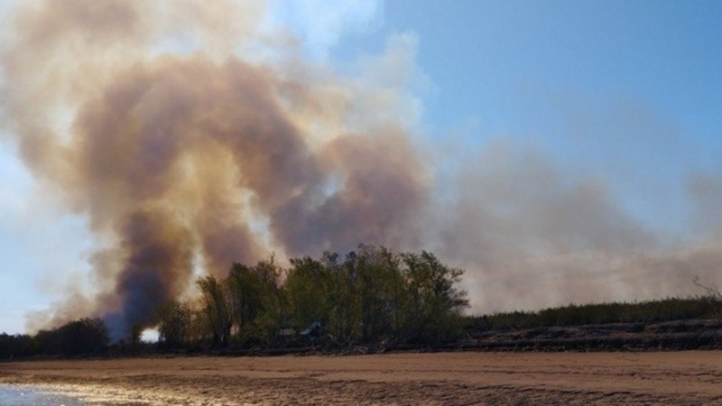 Bomberos y Prefectura apagaron el fuego frente a Rosario.