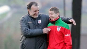 El Loco Bielsa con un muy joven Iker Munian, en Bilbao.