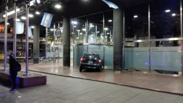 El Corsa quedó estampado contra la fachada del Nación.