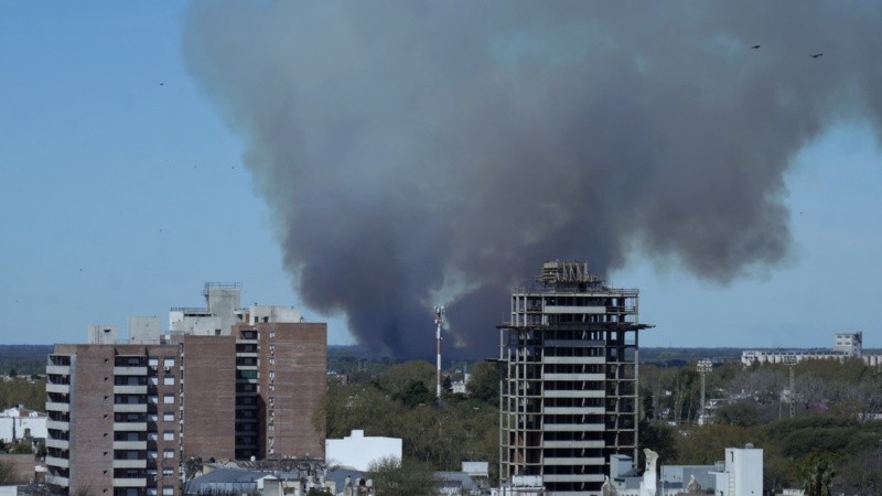 Así se ve desde Rosario la enorme columna de humo por las quemas en las islas