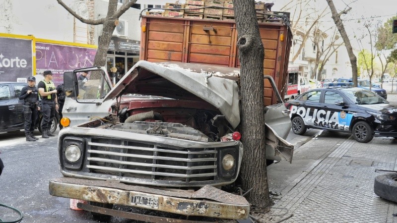 Así quedó el vehículo siniestrado contra el árbol.