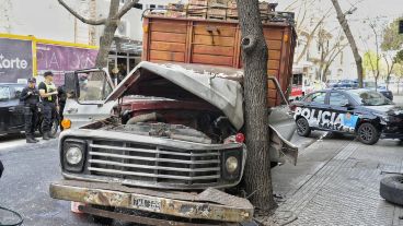 Así quedó el vehículo siniestrado contra el árbol.