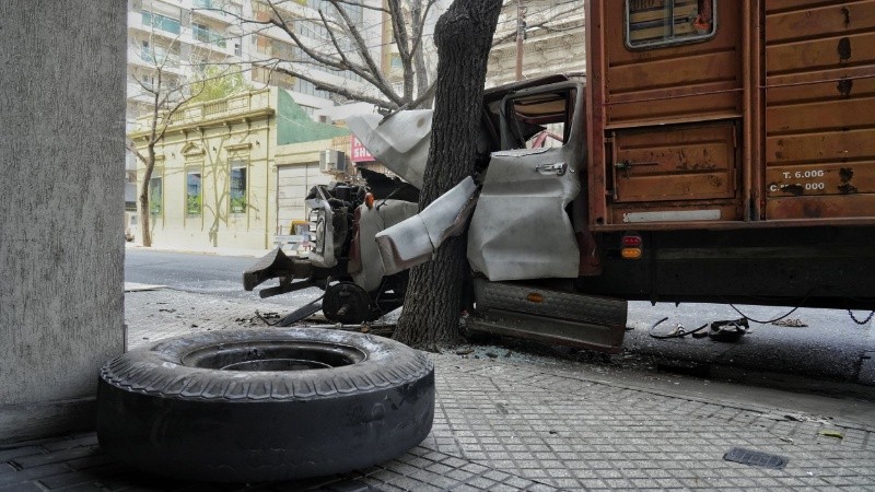 La rueda que se salió y generó el siniestro vial.