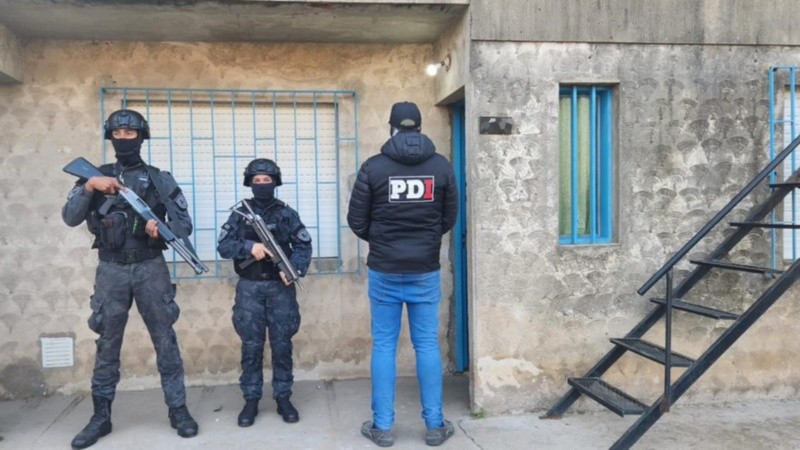 Uno de los ocho allanamiento que culminó con un sospechoso preso.