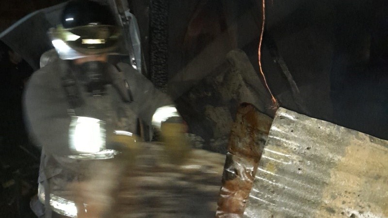 Bomberos trabajando en el lugar.