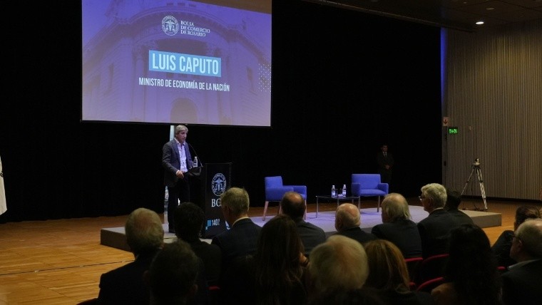 Caputo disertó en la Bolsa de Comercio de Rosario en el marco de la celebración de sus 140 aniversario frente a una nutrida platea de empresarios.