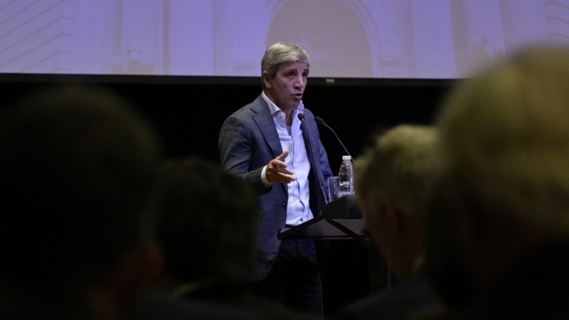 Más de medio centenar de empresarios escucharon a Caputo en la Bolsa de Rosario