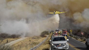 El fuego no da tregua en la región de Punilla y había viviendas evacuadas y otras tantas quemadas.