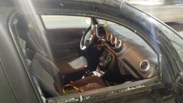 Así quedó el auto de la periodista.