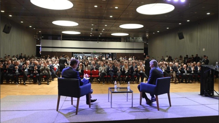 Caputo disertó en la Bolsa de Comercio de Rosario en el marco de las celebraciones del 140° aniversario.