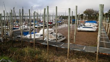 Embarcaciones sin poder navegar. El río sigue bajando y las consecuencias saltan a la vista.