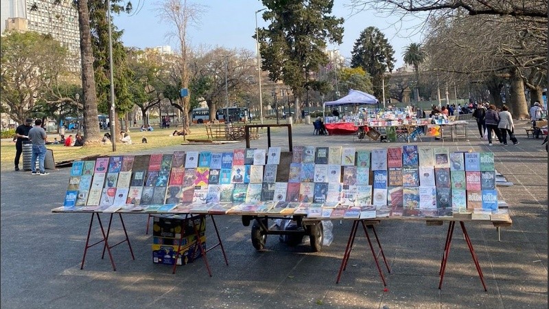El Paseo de la Lectura de Rosario contará con puestos fijos y bancos con forma de libros.