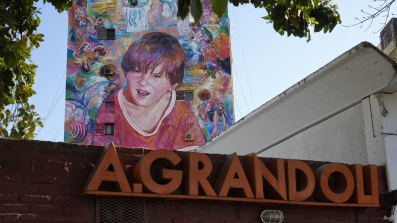 El nuevo mural de Messi frente al club Abanderado Grandoli, en zona sur.