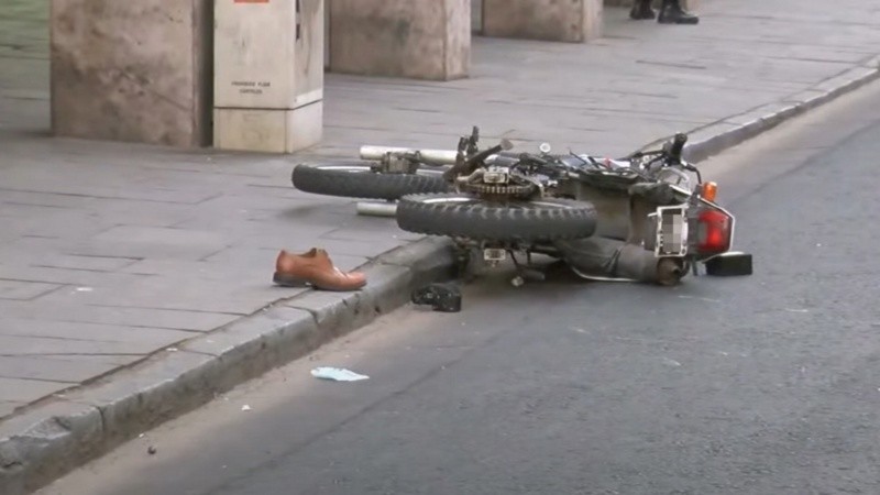 El motociclista chocó a un peatón en Maipú y Córdoba.
