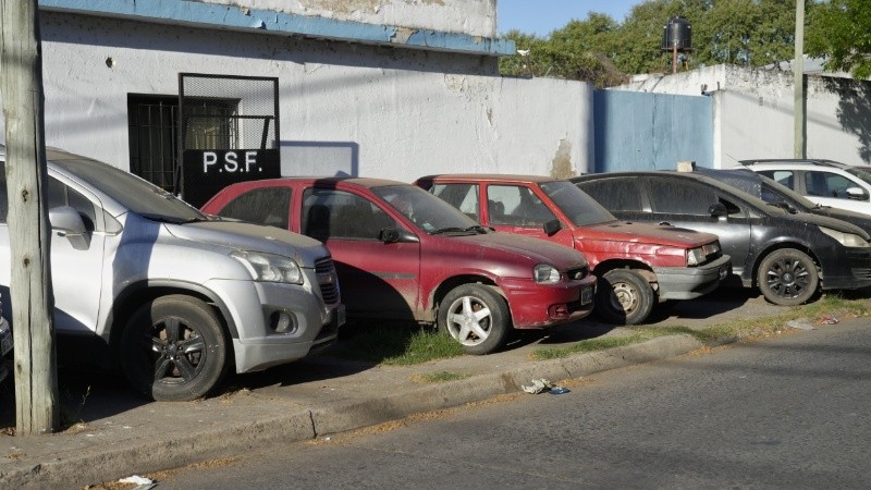La gran cantidad de vehículos amontonados frente a la comisaría.