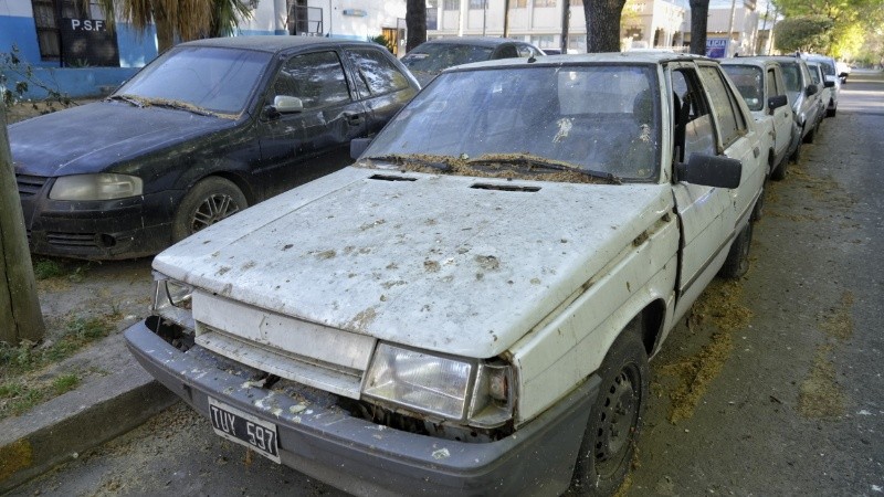Otro auto abandonado frente a la comisaría.