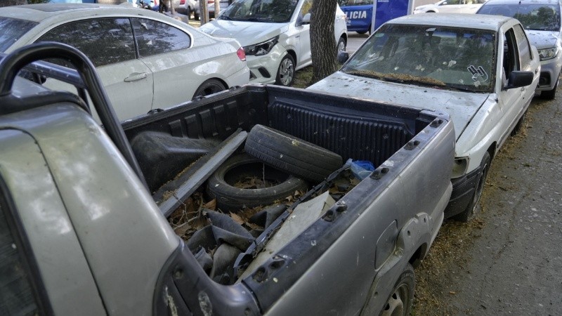 Vehículos y mugre frente a la comisaría.