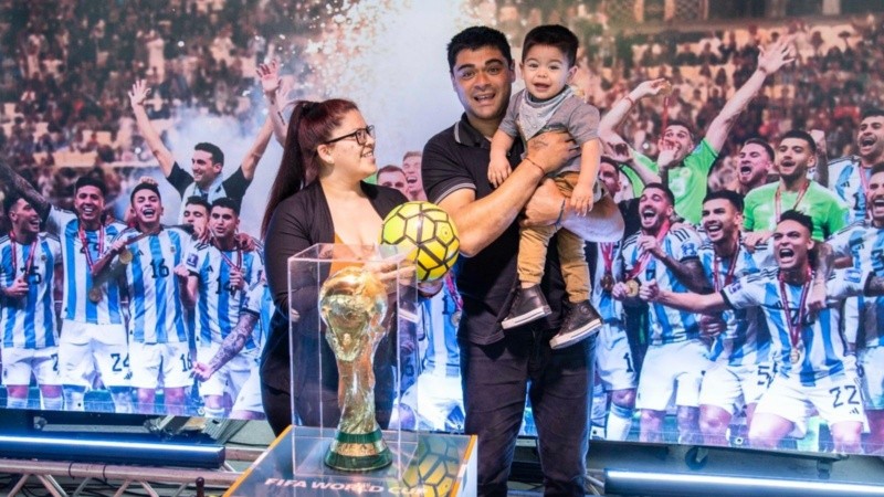 Lionel Julián Ubaldo, el primer Lio de 2023, conoció la Copa del Mundo que se exhibe en La Fluvial