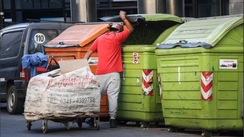 El evidente aumento del número de gente que come de la basura, otro síntoma de la crisis.