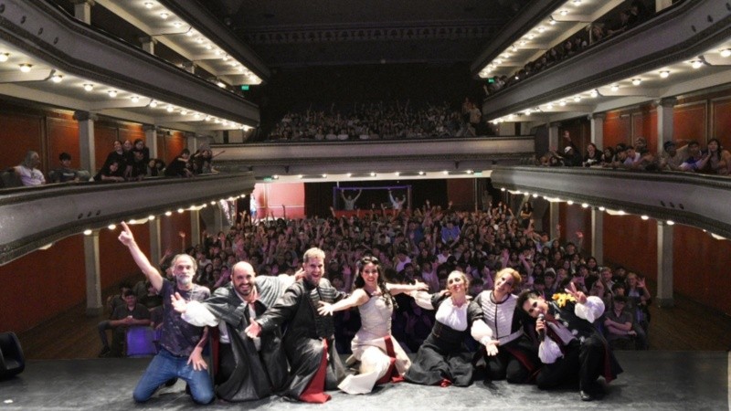 Los artistas de la obra y los asistentes de las masivas convocatorias.