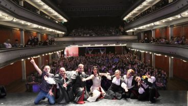 Los artistas de la obra y los asistentes de las masivas convocatorias.