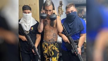 Samuel Medina (derecha) había sido condenado por posar armado junto al músico Zaramay.