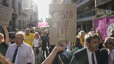 La marcha por el centro de Rosario con carteles y consignas.