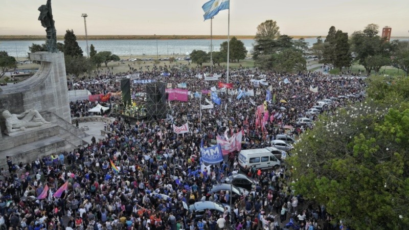 La marcha llegó al Monumento al atardecer.