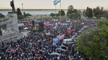La marcha llegó al Monumento al atardecer.