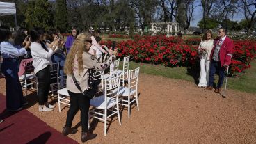 La pareja se casó este jueves por la mañana en pleno Rosedal del Parque Independencia.