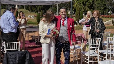 La pareja se casó este jueves por la mañana en pleno Rosedal del Parque Independencia.