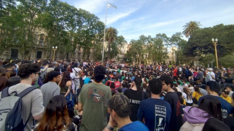 Los estudiantes de la UNR reunidos este jueves en la plaza San Martín.