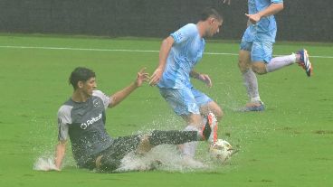Una pileta: mucha agua en la cancha del Inter Miami.