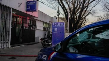 Despliegue de policías y bomberos para controlar la situación en la comisaría de zona sur.