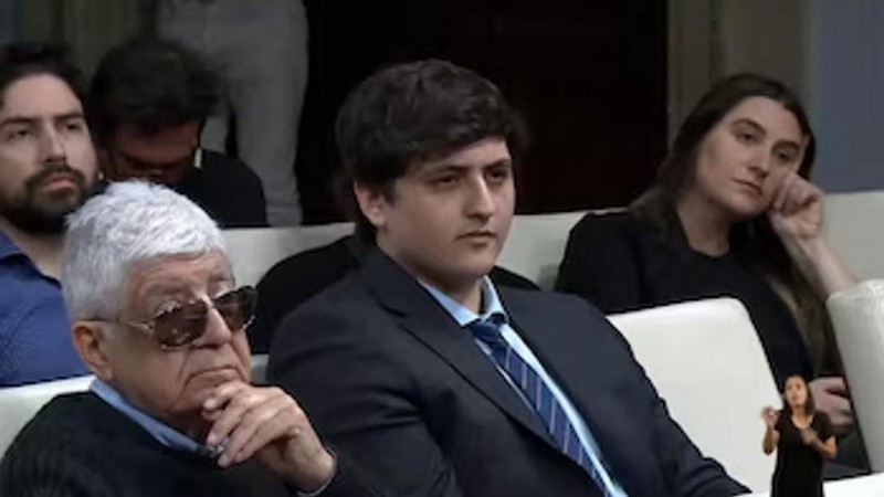 Se sentó entre los periodistas a presenciar la ronda de preguntas, pero no hizo intervenciones.