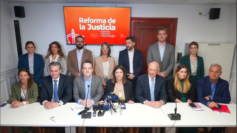 Los diputados del socialismo que presentaron el proyecto de reforma judicial.