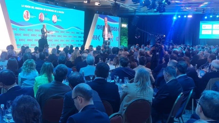 Caputo habló frente a una platea de empresarios y ejecutivos en el Coloquio de Idea.
