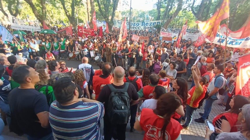 La masiva movilización del miércoles frente a la sede de Gobernación en Rosario.