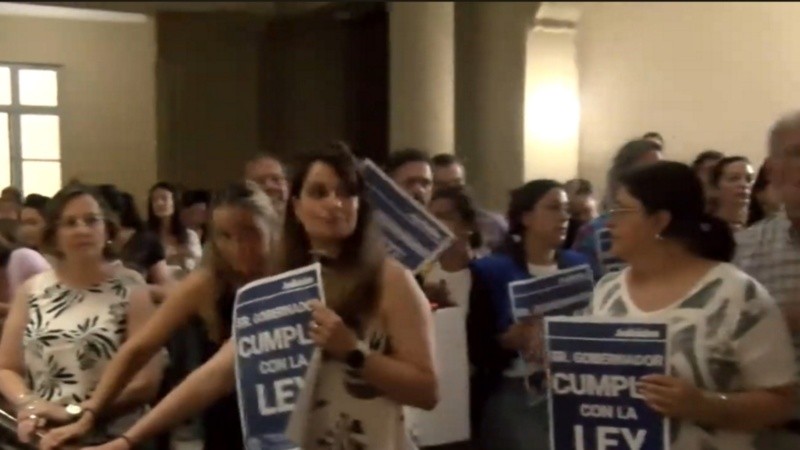 Postal de la manifestación de empleados judiciales en los Tribunales de Santa Fe.