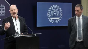 Sturzenegger y Adorni en la conferencia de este viernes