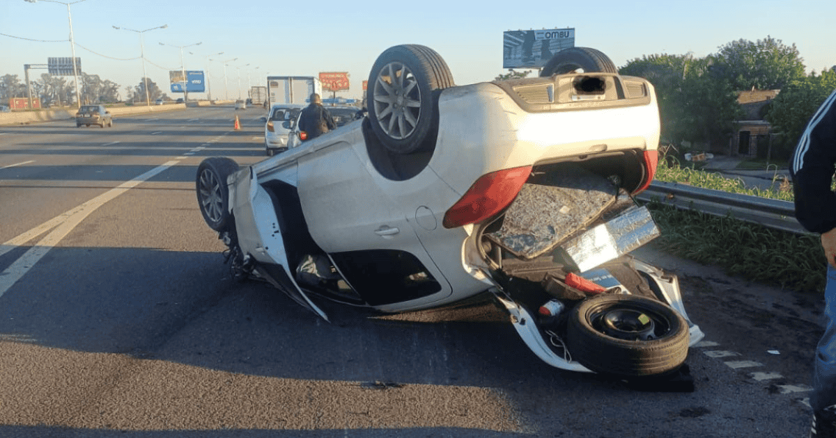 Un camión y dos autos involucrados en un choque y vuelco sobre ...
