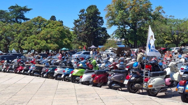 Las vespas estacionadas frente al Monumento.
