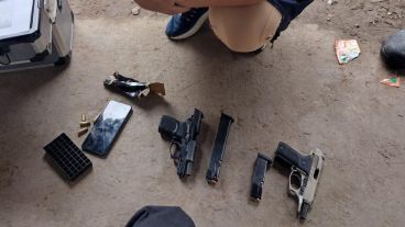 Una de las armas incautadas en Villa Constitución en 2023 pertenecía a una de las imputadas este lunes.